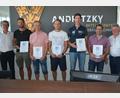 Bild: jr
Jahrzehntelang treue Mitarbeiter ehrte die Firma Andritzky in Konnersreuth. Im Bild (von links) Geschäftsführer Peter Andritzky, Johannes Wührl, Roland Andritzky, Thomas Haberkorn, Klaus Sommer, Christian Werner und Erich Sperber von der Kreishandwerkerschaft Nordoberpfalz.