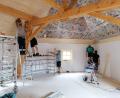 Bild: u
Beim Ausbau ihres neuen Jugend- und Übungsraumes in der Alten Mälzerei legen sich die Trachtenvereinsmitglieder kräftig ins Zeug. Nun wurde die Holzdecke angebracht (von links): Manfred Kindzorra, Tomas Svensson, Alfred Naber, Franz Dolles und Rudi Finster.