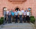 Bild: Andreas Eckl/exb
Als Feldgeschworene betätigen sich (vorne, von links) Johann Hauenstein, Hans Ertel, Günter Haller, Matthias Niebler und Josef Bühler, rechts Bürgermeister Michael Göth. Hinten von links Sebastian Hubmann (Vermessungsamt), Philipp Friedrich, Klaus Kurz (Baureferat), Peter Appel (Vermessungsamt), Joachim Gesierich (Leiter Amt für Digitalisierung, Breitband und Vermessung) und Hans-Jürgen Strehl (Liegenschaftsreferat).