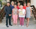 Bild: bsc
50 Jahre engagiert sich Hilde Wildenauer (vorne, Zweite von rechts) mittlerweile beim Frauen- und Mütterverein Friedenfels. Pfarrer Joseph sowie das Vorstandsteam mit Elisabeth Mühlbauer, Monika Seidel, Christa Schraml, Irene Hasenfürter und Anita Grünbauer (von links) dankten den langjährigen Mitgliedern.