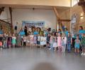 Bild: kro
Unter dem Motto „Dieser Tag soll fröhlich sein“ stand die Jubiläumsfeier zum 40. Geburtstag des Kinderhaus „Dorfpiraten“. Die Kindergartenkinder sagen zum Auftakt der Feier im Mühlenhof zwei Lieder.