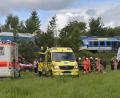 Archivbild: Chaloupka Miroslav/CTK/dpa
Bei dem Zugunglück bei Domazlice (Taus) 2021 helfen deutsche und tschechische Rettungsdienste zusammen. Sollte das Projekt "Grenzüberschreitender Rettungsdienst" nicht weiter finanziert werden, könnten solche länderübergreifenden Rettungsaktionen bald der Vergangenheit angehören.