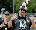 Bild: Frank Molter/dpa
Magda (l) aus Lübeck und Matthias aus Teterow freuen sich auf das Wacken-Festival.