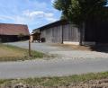 Bild: fz
Rechts die Landwirtschaftliche Halle, die Produktionshalle werden soll. Links die Scheune, durch die hindurch die Zufahrt erfolgen soll. Man hat die Befürchtung, dass nicht diese, sondern der kleine Flurweg im Vordergund genutzt wird.