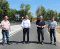 Bild: gru
Landrat Richard Reisinger (Zweiter von rechts), Bürgermeister Hans-Jürgen Strehl (Zweiter von links), Bauleiter Peter (links) und Matthias Kolb (rechts) schnitten an der Kreuzung ein Band durch und gaben somit die Linksabbiegerspur offiziell für den Verkehr frei.