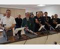 Bild: Maria Hoch/exb
Gaben die ersten Schüsse ab: (von links) Bürgermeister Martin Prey, Josef Hoch, Gauschützenmeister Manfred Muck, Marco Schießl, Schützenmeister Martin Alwang, Martin Fuchs jun., Matthias Gresser, Günter Fulek und Martin Fuchs sen.