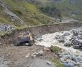 Bild: Serafin Gstrein/exb
Welche Kraft Naturgewalten entwickeln können zeigt dieses circa zwei Wochen alte Foto des Hüttenwirts Serafin Gstrein eindrücklich: Dort, wo der Wanderweg verlief, ist der Hang abgebrochen, der eigentlich direkt neben dem Weg ruhig plätschernde Fischbach ist zu einem reißenden Strom angeschwollen. Mittlerweile ist der Weg wieder frei.