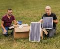 Bild: Light for Life/exb
Die beiden Vorsitzenden von "Light for Life", Daniel Salcher (links) und Stefan Preiss, zeigen die vom Verein selbst entwickelten Solaranlagen.