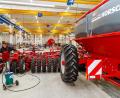 Archivbild:  Hösamer
Große und moderne Maschinen für die Landwirtschaft in der Horsch-Signalfarbe Rot sind das Erkennungszeichen des international handelnden Unternehmens. Seine Zentrale ist auf dem Gut Sitzenhof bei Schwandorf, eine Auslandsniederlassung unter anderem in der Ukraine.