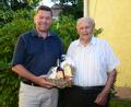 Bild: bey
Bürgermeister Rainer Rewitzer gratuliert Ludwig Gillitzer zum 95. Geburtstag und überreicht ein Präsent mit heimischen Erzeugnissen.