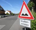 Bild: Gabi Schönberger
Ein Schild weist am Rumpler in Neustadt auf Unebenheiten der Fahrbahn und andere Straßenschäden hin. In die Sanierung eines kurzen Stücks steckt die Stadt über eine halbe Million Euro.