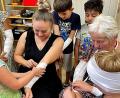 Bild: R. Kreuzer
Die eine hat sich geschnitten, die andere schmerzt ein Bienenstich. Schnell lernen die Ferienkinder bei der Arbeiterwohlfahrt was im Erste-Hilfe-Kurs vorgetragen wird und wenden die richtigen Handgriffe an.