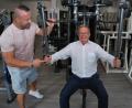 Bild: gsp
Krafttraining unter fachmännischer Anleitung: Bürgermeister Martin Preuß lässt sich von Sportwart Raphael Fuchs (links) einige Übungen zeigen.