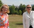 Bild: kro
Luise Ries (links) und Gabi Engel sind auch heute noch fasziniert vom Golfclub Stiftland. Beide waren Gründungsmitglieder. Im Hintergrund die Pfarrkirche von Bad Neualbenreuth.