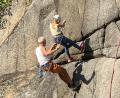 Bild: Wolf/exb
Jugendbetreuer Michael Schornbaum vom Deutschen Alpenverein Tirschenreuth hilft dem Mädchen beim Abseilen am Neuhauser Burgfelsen.