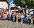 Bild: hzi
Marion Eschenweck (hinten Mitte) gibt den Autoschlüssel für den Kindergartenbus der Thurndorfer Kirchenstiftung zurück. Für ihre Jahrelangen Dienste dankten Georg Schraml und Rudolf Dotzler von der Kirchenverwaltung, sowie Pater Samuel Patton.