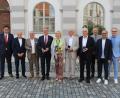 Bild: Sven Lehner/BRK Kreisverband/exb
Ausgezeichnete und Gratulanten beim BRK-Ehrenabend auf einem Bild: (von links) Kreisgeschäftsführer Holger Schedl, Bezirksvorsitzender Hans Rampf, erster stellvertretender Kreisvorsitzender Toni Dutz, Kreisvorsitzender Franz Stahl, zweite stellvertretende Kreisvorsitzende Eva Freifrau von Podewils, ehemaliger Schatzmeister Erwin Steiner, ehemaliger stellvertretender Schatzmeister Theodor Heimerl, Landrat Roland Grillmeier, stellvertretender Landrat Alfred Scheidler und Bürgermeister Bernd Sommer.