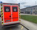 Bild: Bayerisches Rotes Kreuz
Ein Rettungswagen aus Cham vor dem tschechischen Krankenhaus in Domažlice (Taus). Länderbergreifende Rettungseinsätze sind Alltag, jedoch ohne eine gesicherte Finanzierung durch die bayerischen Krankenkassen in Gefahr.