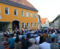 Bild: bey
Das Große Vereinsorchester Waidhaus sorgt bei der Serenade in Pleystein am Donnerstagabend für schöne Melodien rund um den Marktplatz.