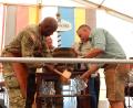 Bild: Helmut Amschler/exb
Lagerkommandant Colonel Kevin Poole zapft das erste Fass Festbier an.