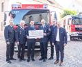 Bild: egl
Im Umfeld des Konzerts des Polizeiorchesters übergab die Feuerwehr Schnaittenbach eine Spende aus dem Erlös des Maifestes an die Ukraine-Hilfe des Landesfeuerwehrverbandes. Von links: Kommandant Stefan Reindl, Bezirksverbandsvorsitzender und Kreisbrandrat Fredi Weiß, Vorsitzender und Kommandant Michael Werner, Landesverbandsvorsitzender Johann Eitzenberger, 2. Vorsitzender Markus Nagler und Bürgermeister Marcus Eichenmüller.