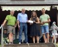 Bild: TC Hahnbach/exb
Bürgermeister Bernhard Lindner übergibt seine Spende der Vorstandschaft des TC Hahnbach. Von links: Vorsitzender Hermann Huber, Bürgermeister Bernhard Lindner, Sportwartin Stefanie Ritter und zweiter Vorsitzender Daniel Münch.
