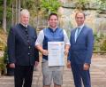 Bild: Hauke Seyfarth/StMELF/exb
Dr. Michael Karrer (links) und Volker Stewens (rechts) gratulierten Wolfgang Nikol aus Erbendorf zum Meisterbrief.