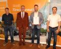 Bild: Stadt Tirschenreuth/exb
Bürgermeister Franz Stahl (Zweiter von links) mit dem Leiter der Hauptverwaltung Markus Bergauer (rechts) und dem Personalratsvorsitzenden Karl Bayreuther (links) bei der Übergabe der Urkunde zum Dienstjubiläum an Manuel Dörfler (Zweiter von rechts).