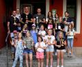 Bild: edo
Johannes Ruder (links), der sportliche Leiter der Tennisfreunde Oberbibrach, überreicht die Pokale an die Sieger der Wettbewerbe beim Kirchweih-Turnier. Er selbst freut sich über den Sieg im Herren-Doppel zusammen mit Florian Ruder.