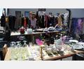 Archivbild: gf
Hier gab's 2019 eher klassisches Flohmarkt-Sortiment wie Kleidung und Hausrat. Aber beim Ursensollener Dorf-Garagen-Flohmarkt darf auch Kurioses den Besitzer wechseln.