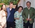 Bild: bnr
Die Glückwünsche der Stadt Nabburg zum 85. Geburtstag von Irmina Lorenz überbrachte Bürgermeister Frank Zeitler. Auch die Enkelkinder Sophia und Sebastian ließen ihre Oma hochleben.