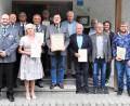 Bild: Andrea Greil/exb
Ehrungen beim Schützenverein Schönhaid: Von links Gauschützenmeister Manfred Zölch, Erster Schützenmeister Florian Greil, Wilfried Ringel, Herbert Gmeiner, Andrea Falk, Georg Bächer, Josef Bauer, Ehrenvorsitzender Franz Prössl, Franz Negratschker, Willibald Meißner, Ralf Strobl, Josef Schneider, Bürgermeister Toni Dutz, Monika Schraml, Benedikt Scholz, Wilhelm Dockter.