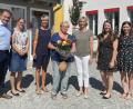 Bild: Kappl/exb
Fachlehrerin Brigitte Krapf (Mitte) wird nach 30 Jahren an der Grundschule in den Ruhestand verabschiedet.