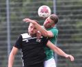 Bild: G. Büttner
Dominik Forster (links, gegen Wernbergs Matthias Schreyer) und der FC Weiden-Ost tun sich in der Bezirksliga noch schwer. Nun wartet auch noch das Stadtduell gegen die SpVgg SV Weiden II.