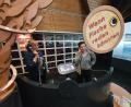 Bild: kaz
Stefanie Schreiner und Annette Kraus (von links) testen das Fischtelefon im Museumsquartier Tirschenreuth.