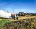 Bild: Feuerwehr Thanhausen/exb
Feuerwehr und Landwirte brachten miteinander das Feuer bei Thanhausen unter Kontrolle.