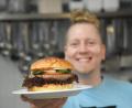 Bild: Gabi Schönberger
Wolfgang Schlitter brät am deutsch-amerikanischen Freundschaftsfest Burger.