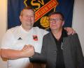 Bild: kro
Jürgen Schneider (links) ist künftig der Namensgeber des Sportgeländes des ASV Waldsassen, dem "Jürgen-Schneider-Waldstadion", rechts ASV-Vorsitzender Günther Heß.