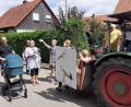 Bild: ubb
10 Jahre "Storchenfest" feierte die Anwohner der Siedlung in Schönkirch. Mit viel Freude und Gaudi zogen die Siedler durch das Dorf.