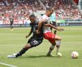 Bild: Daniel Löb/dpa
Kampf war Trumpf im bayerischen Derby der 2. Liga: Der Nürnberger Kwadwo Duah (links) und der Regensburger Leon Guwara ringen um den Ball.