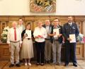 Bild: Dagmar Williamson
Gerd Geismann und Sebastian Schaller (von links) bedankten sich bei (weiter von links) Eva Wamser, Elisabeth Koschischek, Norbert Schwab und Andreas Hiltl. Im Namen des Freistaats überreichte Oberbürgermeister Michael Cerny (Dritter von rechts) die Ehrenzeichen.