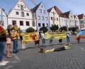 Bild: Kunz
Die Bürgerinitiative gegen atomare Anlagen erinnert am Oberen Markt an die Atzombombenabwürfe in Hiroshima und Nagasaki.