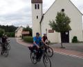 Bild: Roland Klein/exb
Sport und Glaube verband die Radtour auf dem Simultankirchenradweg. Kräftig in die Pedale traten auch Walter Schraml (vorne), zuständig für Route 2 des Simultankirchenradwegs, und Gerda Stollner (dahinter), Organisatorin der Radtour und zuständig für die Route 1. Im Hintergrund ist die Martin-Luther-Kirche in Poppberg zu sehen.