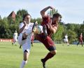 Bild: Hubert Ziegler
Mit vollem Risiko gehen in dieser Szene der Vilsecker Timo Rubenbauer (links) und der Utzenhofener Kapitän Mario Augsberger (rechts) gemeinsam an den Ball.