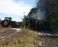 Bild: dob
Zahlreiche Landwirte kommen mit ihren Traktoren, um bei der Brandbekämpfung zu helfen.