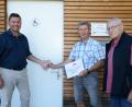 Bild: bey
Bürgermeister Rainer Rewitzer (links) erhält von VdK-Ortsvorsitzendem Josef Rewitzer (Zweiter von links) symbolisch den "Euro-WC-Schlüssel" für die Toilettenanlage am Zimmerplatz. VdK-Schriftführer Peter Trstan freut sich über diese neue Errungenschaft als Teil der Barrierefreiheit.