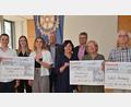 Bild: gf
Bei der Spendenübergabe (vorne von links): Tom Baldauf, Nina Plank und Amelie Kittner vom MRG, Simone Hoppe und Marianne Gutwein vom SkF und der Tafelvorsitzende Bernhard Saurenbach. Dahinter Rotary-Präsident Heinz Schlosser und Pastpräsident Karlhermann Schötz.