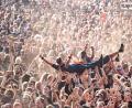 Bild: Daniel Reinhardt/dpa
Crowdsurfen in Wacke. Das WOA gilt als größtes Heavy-Metal-Festival der Welt.