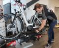 Bild: Kunz
Philipp Schraml vom Zweirad-Center Weiden empfiehlt Fahrrad-Heckträger, die es in vielen Marken und Varianten gibt. Damit könne man problemlos auch E-Bikes transportieren. Die Montage dauere wenige Minuten.