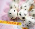 Bild: Tom Weller/dpa/Symbolbild
Lotto-Kugeln liegen auf einem Lottoschein.